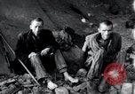 Image prisonniers émaciés Nordhausen Allemagne, 1945, de la seconde 1 séquences d'archives historiques vidéo 65675029053