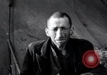Image prisonniers émaciés Nordhausen Allemagne, 1945, de la seconde 8 séquences d'archives historiques vidéo 65675029053