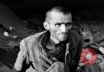 Image prisonniers émaciés Nordhausen Allemagne, 1945, de la seconde 13 séquences d'archives historiques vidéo 65675029053