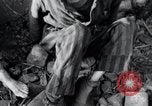 Image prisonniers émaciés Nordhausen Allemagne, 1945, de la seconde 19 séquences d'archives historiques vidéo 65675029053