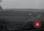 Standbild Artillerie shell Hits Tambach Deutschland, 1945, aus Sekunde 1 historischem Filmmaterial Videoclip 65675029071
