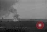 Standbild Artillerie shell Hits Tambach Deutschland, 1945, aus Sekunde 25 historischem Filmmaterial Videoclip 65675029071