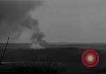 Standbild Artillerie shell Hits Tambach Deutschland, 1945, aus Sekunde 26 historischem Filmmaterial Videoclip 65675029071