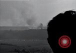 Standbild Artillerie shell Hits Tambach Deutschland, 1945, aus Sekunde 32 historischem Filmmaterial Videoclip 65675029071