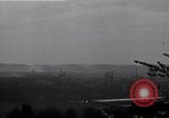 Standbild Artillerie shell Hits Tambach Deutschland, 1945, aus Sekunde 57 historischem Filmmaterial Videoclip 65675029071