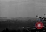 Standbild Artillerie shell Hits Tambach Deutschland, 1945, aus Sekunde 61 historischem Filmmaterial Videoclip 65675029071