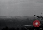 Standbild Artillerie shell Hits Tambach Deutschland, 1945, aus Sekunde 62 historischem Filmmaterial Videoclip 65675029071