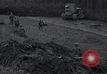 Standbild Bulldozer Osterode Deutschland, 1945, aus Sekunde 19 historischem Filmmaterial Videoclip 65675029074