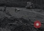 Standbild Bulldozer Osterode Deutschland, 1945, aus Sekunde 20 historischem Filmmaterial Videoclip 65675029074