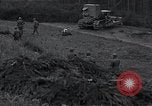 Standbild Bulldozer Osterode Deutschland, 1945, aus Sekunde 23 historischem Filmmaterial Videoclip 65675029074