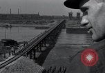 Standbild Sieg Eisenbahnbrücke Duisburg Deutschland, 1945, aus Sekunde 21 historischem Filmmaterial Videoclip 65675029079