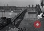 Standbild Sieg Eisenbahnbrücke Duisburg Deutschland, 1945, aus Sekunde 28 historischem Filmmaterial Videoclip 65675029079