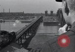 Standbild Sieg Eisenbahnbrücke Duisburg Deutschland, 1945, aus Sekunde 29 historischem Filmmaterial Videoclip 65675029079