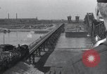 Standbild Sieg Eisenbahnbrücke Duisburg Deutschland, 1945, aus Sekunde 33 historischem Filmmaterial Videoclip 65675029079