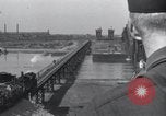 Standbild Sieg Eisenbahnbrücke Duisburg Deutschland, 1945, aus Sekunde 34 historischem Filmmaterial Videoclip 65675029079