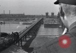 Standbild Sieg Eisenbahnbrücke Duisburg Deutschland, 1945, aus Sekunde 35 historischem Filmmaterial Videoclip 65675029079