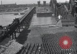 Standbild Sieg Eisenbahnbrücke Duisburg Deutschland, 1945, aus Sekunde 39 historischem Filmmaterial Videoclip 65675029079