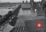 Standbild Sieg Eisenbahnbrücke Duisburg Deutschland, 1945, aus Sekunde 40 historischem Filmmaterial Videoclip 65675029079