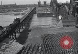 Standbild Sieg Eisenbahnbrücke Duisburg Deutschland, 1945, aus Sekunde 41 historischem Filmmaterial Videoclip 65675029079