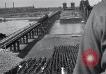 Standbild Sieg Eisenbahnbrücke Duisburg Deutschland, 1945, aus Sekunde 47 historischem Filmmaterial Videoclip 65675029079