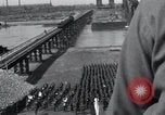 Standbild Sieg Eisenbahnbrücke Duisburg Deutschland, 1945, aus Sekunde 48 historischem Filmmaterial Videoclip 65675029079