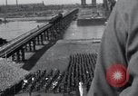 Standbild Sieg Eisenbahnbrücke Duisburg Deutschland, 1945, aus Sekunde 49 historischem Filmmaterial Videoclip 65675029079