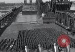 Standbild Sieg Eisenbahnbrücke Duisburg Deutschland, 1945, aus Sekunde 52 historischem Filmmaterial Videoclip 65675029079