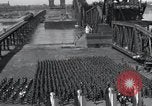 Standbild Sieg Eisenbahnbrücke Duisburg Deutschland, 1945, aus Sekunde 53 historischem Filmmaterial Videoclip 65675029079