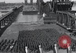 Standbild Sieg Eisenbahnbrücke Duisburg Deutschland, 1945, aus Sekunde 55 historischem Filmmaterial Videoclip 65675029079