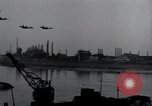 Standbild Sieg Eisenbahnbrücke Duisburg Deutschland, 1945, aus Sekunde 61 historischem Filmmaterial Videoclip 65675029079