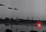 Standbild Sieg Eisenbahnbrücke Duisburg Deutschland, 1945, aus Sekunde 62 historischem Filmmaterial Videoclip 65675029079