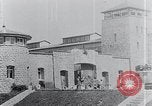 Standbild Befreiung des KZ Mauthausen Mauthausen Österreich, 1945, aus Sekunde 26 historischem Filmmaterial Videoclip 65675029084