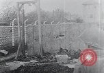 Standbild Befreiung des KZ Mauthausen Mauthausen Österreich, 1945, aus Sekunde 27 historischem Filmmaterial Videoclip 65675029084