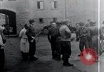 Standbild Befreiung des KZ Mauthausen Mauthausen Österreich, 1945, aus Sekunde 44 historischem Filmmaterial Videoclip 65675029084