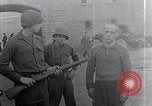 Standbild Befreiung des KZ Mauthausen Mauthausen Österreich, 1945, aus Sekunde 49 historischem Filmmaterial Videoclip 65675029084