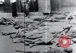 Standbild Leichen gestapelt Mauthausen Österreich, 1945, aus Sekunde 1 historischem Filmmaterial Videoclip 65675029085