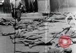 Standbild Leichen gestapelt Mauthausen Österreich, 1945, aus Sekunde 3 historischem Filmmaterial Videoclip 65675029085