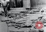 Standbild Leichen gestapelt Mauthausen Österreich, 1945, aus Sekunde 4 historischem Filmmaterial Videoclip 65675029085