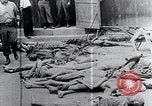 Standbild Leichen gestapelt Mauthausen Österreich, 1945, aus Sekunde 5 historischem Filmmaterial Videoclip 65675029085