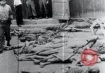 Standbild Leichen gestapelt Mauthausen Österreich, 1945, aus Sekunde 6 historischem Filmmaterial Videoclip 65675029085