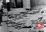 Standbild Leichen gestapelt Mauthausen Österreich, 1945, aus Sekunde 7 historischem Filmmaterial Videoclip 65675029085