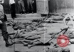Standbild Leichen gestapelt Mauthausen Österreich, 1945, aus Sekunde 8 historischem Filmmaterial Videoclip 65675029085