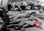 Standbild Leichen gestapelt Mauthausen Österreich, 1945, aus Sekunde 10 historischem Filmmaterial Videoclip 65675029085