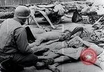 Standbild Leichen gestapelt Mauthausen Österreich, 1945, aus Sekunde 11 historischem Filmmaterial Videoclip 65675029085