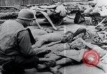 Standbild Leichen gestapelt Mauthausen Österreich, 1945, aus Sekunde 12 historischem Filmmaterial Videoclip 65675029085