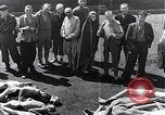 Standbild Leichen gestapelt Mauthausen Österreich, 1945, aus Sekunde 13 historischem Filmmaterial Videoclip 65675029085