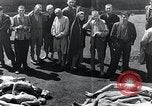 Standbild Leichen gestapelt Mauthausen Österreich, 1945, aus Sekunde 15 historischem Filmmaterial Videoclip 65675029085