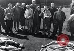 Standbild Leichen gestapelt Mauthausen Österreich, 1945, aus Sekunde 17 historischem Filmmaterial Videoclip 65675029085