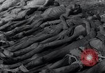 Standbild Leichen gestapelt Mauthausen Österreich, 1945, aus Sekunde 30 historischem Filmmaterial Videoclip 65675029085