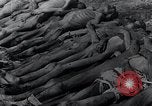 Standbild Leichen gestapelt Mauthausen Österreich, 1945, aus Sekunde 33 historischem Filmmaterial Videoclip 65675029085